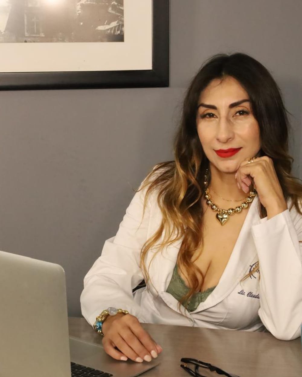 Claudia Orozco, especialista en obesidad, sonriendo en su consultorio de Clínica Lógica Médica